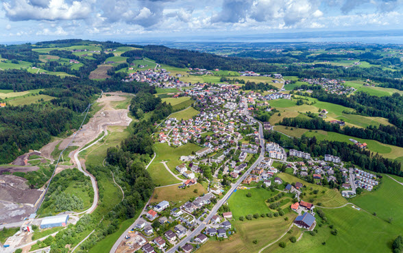 Les ensembles d’habitation occupent progressivement le paysage, absorbant de nombreuses terres agricoles. Cette vue ne permet cependant pas vraiment de se prononcer sur l’évolution de la qualité culturelle du bâti.